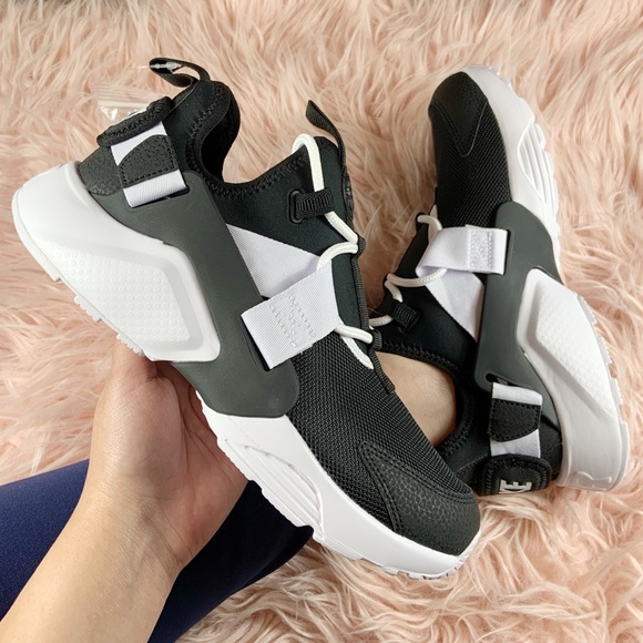 Nike Shoes - New Nike Women’s Air Huarache City Low